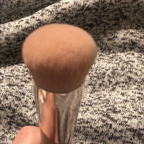 Fenty 115 Foundation Brush - Picture 3 of 3